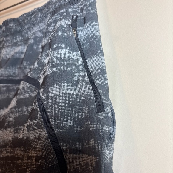 lululemon athletica Men's Charcoal & Light Grey Patterned Athletic Shorts - Picture 4 of 8